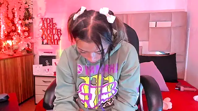 Snapshot of natacha__black_ chatting on 02-25-25, 05:52 natacha  black  online show from 02-25-25, 05:52