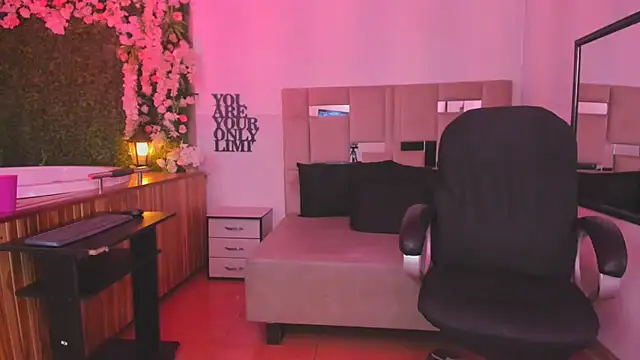 Snapshot of natacha__black_ chatting on 03-21-25, 10:39 natacha  black  online show from 03-21-25, 10:39