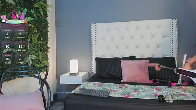 Julia Martinez  online show from 11-28-25, 11:35