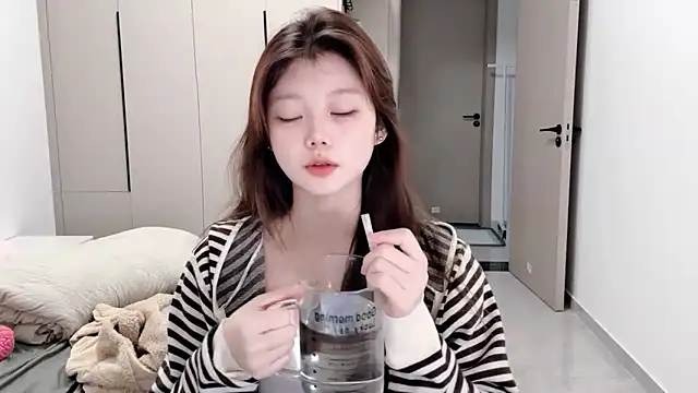 Snapshot of yangyang-1115 chatting on 10-09-25, 04:54 yangyang-1115 online show from 10-09-25, 04:54