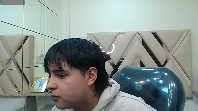 Snapshot of AndrewPherson chatting on 01-28-25, 01:27 AndrewPherson online show from 01-28-25, 01:27