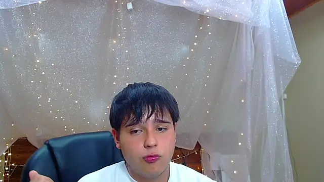 Snapshot of AndrewPherson chatting on 02-26-25, 03:08 AndrewPherson online show from 02-26-25, 03:08