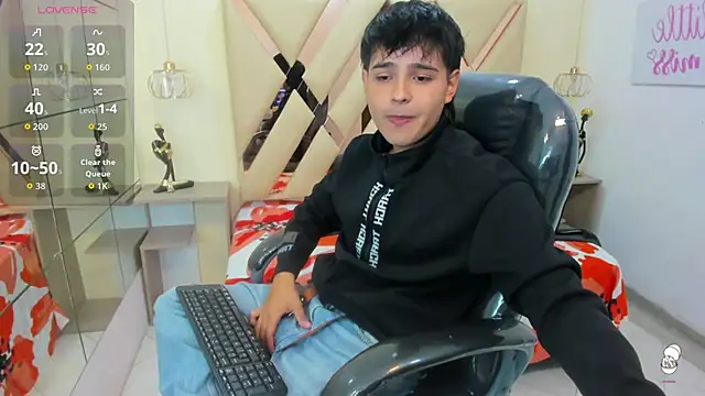 Snapshot of AndrewPherson chatting on 09-19-25, 12:39 AndrewPherson online show from 09-19-25, 12:39