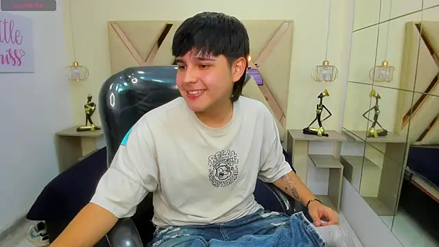 Snapshot of AndrewPherson chatting on 04-12-26, 12:32 AndrewPherson online show from 04-12-26, 12:32