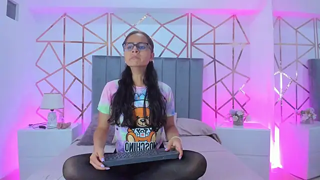 Snapshot of Giselle_Roldan chatting on 01-24-25, 11:59 Giselle Roldan online show from 01-24-25, 11:59