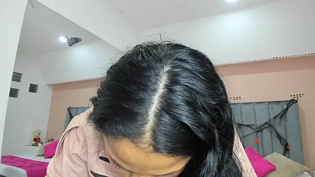 Snapshot of Giselle_Roldan chatting on 10-15-25, 04:01 Giselle Roldan online show from 10-15-25, 04:01