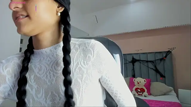 Snapshot of Giselle_Roldan chatting on 10-25-25, 08:03 Giselle Roldan online show from 10-25-25, 08:03