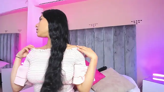 Snapshot of Giselle_Roldan chatting on 12-05-25, 04:21 Giselle Roldan online show from 12-05-25, 04:21