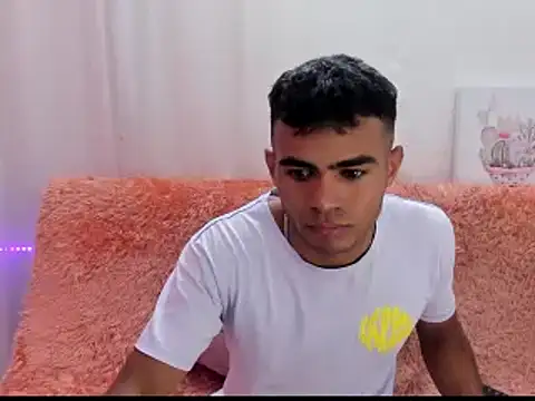 Snapshot of alessandro_2005 chatting on 02-03-25, 12:25 alessandro 2005 online show from 02-03-25, 12:25