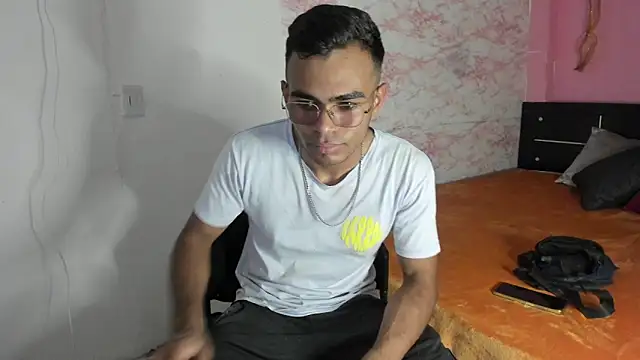 Snapshot of alessandro_2005 chatting on 02-03-25, 07:10 alessandro 2005 online show from 02-03-25, 07:10