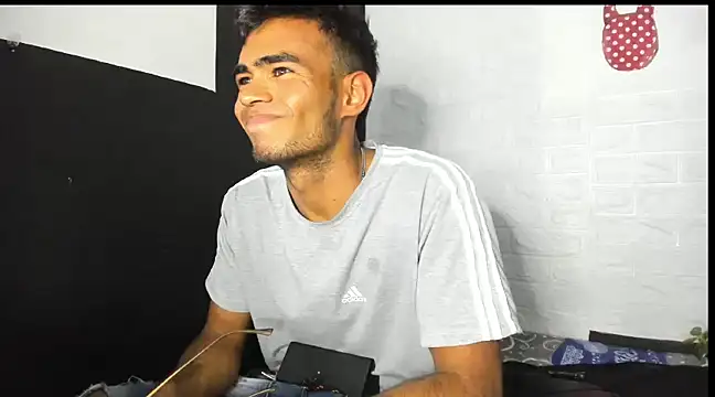 Snapshot of alessandro_2005 chatting on 02-08-25, 09:15 alessandro 2005 online show from 02-08-25, 09:15