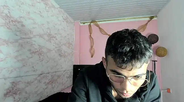 Snapshot of alessandro_2005 chatting on 02-13-25, 11:26 alessandro 2005 online show from 02-13-25, 11:26