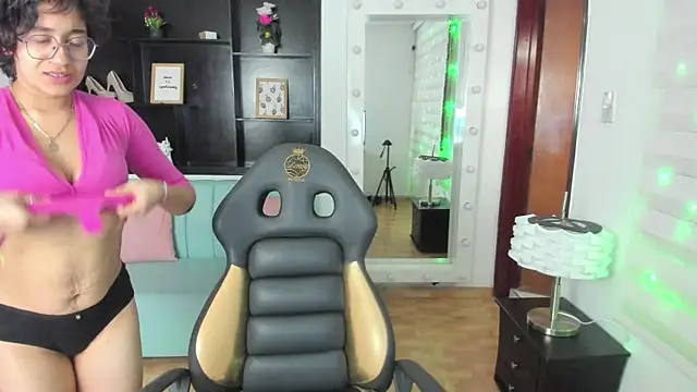 Lili Gomez  online show from 01-30-25, 04:55