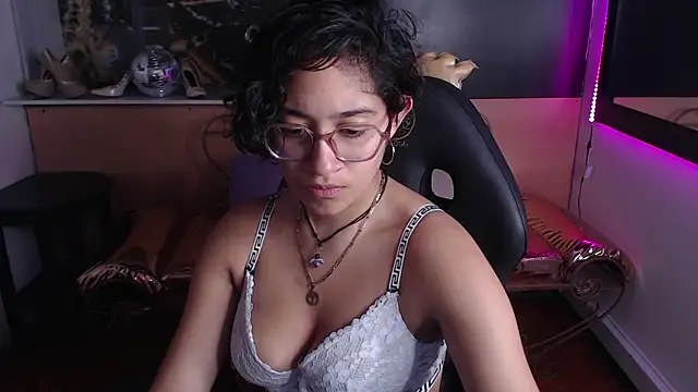 Lili Gomez  online show from 10-03-25, 12:57