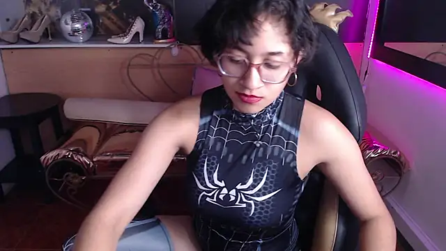 Lili Gomez  online show from 10-09-25, 01:20