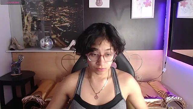 Lili Gomez  online show from 10-21-25, 01:34