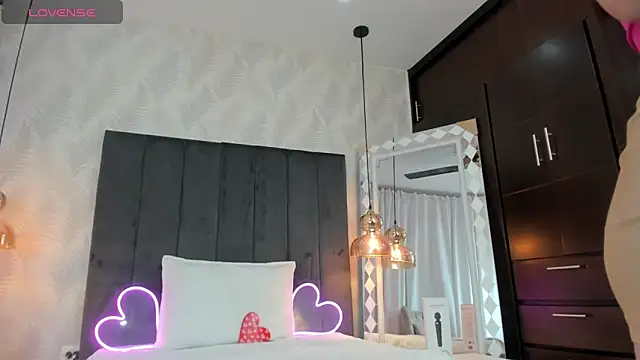 SHARONN     online show from 01-24-25, 03:54