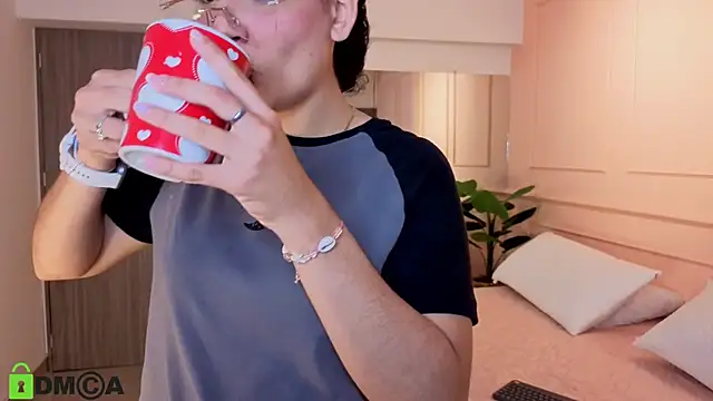 Snapshot of SHARONN____ chatting on 11-21-25, 03:49 SHARONN online show from 11-21-25, 03:49