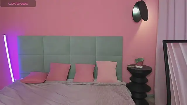 Snapshot of BeatriceReeves chatting on 11-15-25, 01:03 BeatriceReeves online show from 11-15-25, 01:03