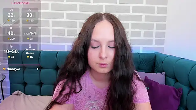 Snapshot of BeatriceReeves chatting on 05-08-26, 01:11 BeatriceReeves online show from 05-08-26, 01:11