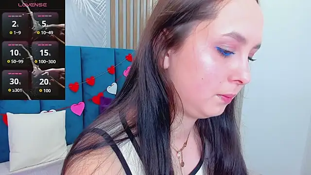 Snapshot of BeatriceReeves chatting on 05-27-26, 01:24 BeatriceReeves online show from 05-27-26, 01:24