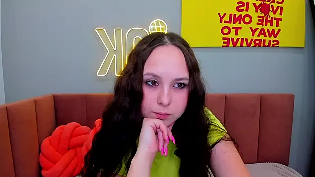 Snapshot of BeatriceReeves chatting on 06-06-26, 01:11 BeatriceReeves online show from 06-06-26, 01:11