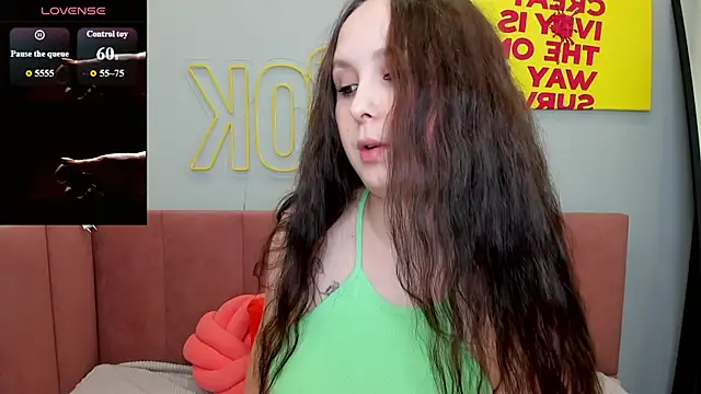 Snapshot of BeatriceReeves chatting on 06-12-26, 01:04 BeatriceReeves online show from 06-12-26, 01:04