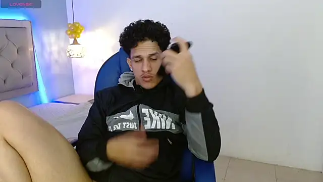 Snapshot of Jheidertwink chatting on 02-14-25, 06:45 Jheidertwink online show from 02-14-25, 06:45