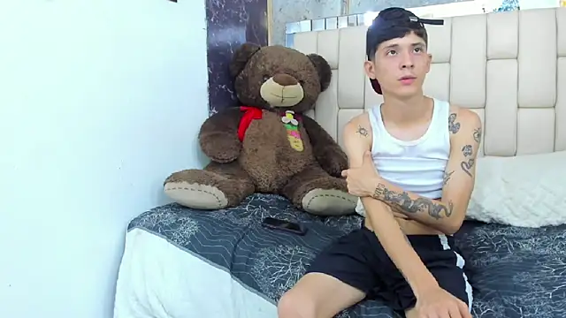 Snapshot of Bi_Latin_Boys1 chatting on 12-28-24, 11:52 Bi Latin Boys1 online show from 12-28-24, 11:52