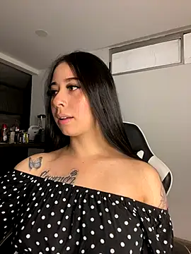 Snapshot of Zoee_t chatting on 12-14-25, 12:05 Zoee t online show from 12-14-25, 12:05