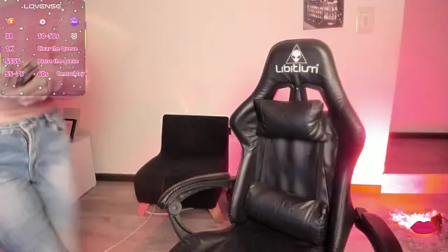 Snapshot of Aurora_Hotson chatting on 09-22-25, 01:18 Aurora Hotson online show from 09-22-25, 01:18