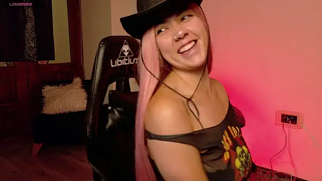 Snapshot of Aurora_Hotson chatting on 11-14-25, 01:15 Aurora Hotson online show from 11-14-25, 01:15