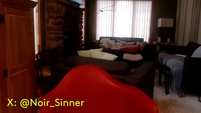 Snapshot of sinnernoir chatting on 10-30-25, 01:56 sinnernoir online show from 10-30-25, 01:56