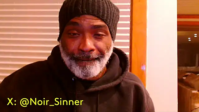 Snapshot of sinnernoir chatting on 12-15-25, 04:06 sinnernoir online show from 12-15-25, 04:06