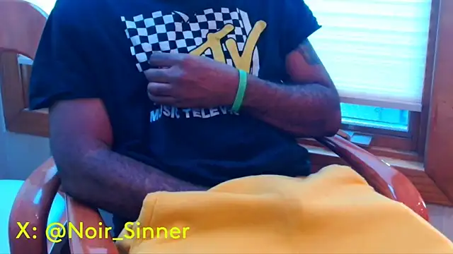 Snapshot of sinnernoir chatting on 12-16-25, 01:49 sinnernoir online show from 12-16-25, 01:49