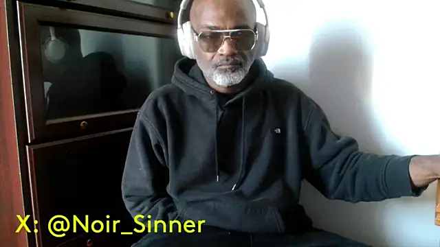Snapshot of sinnernoir chatting on 05-04-26, 01:07 sinnernoir online show from 05-04-26, 01:07