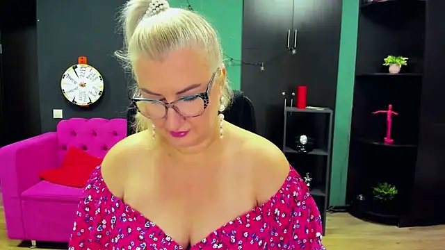 ChristyBrooks online show from 10-17-25, 09:12