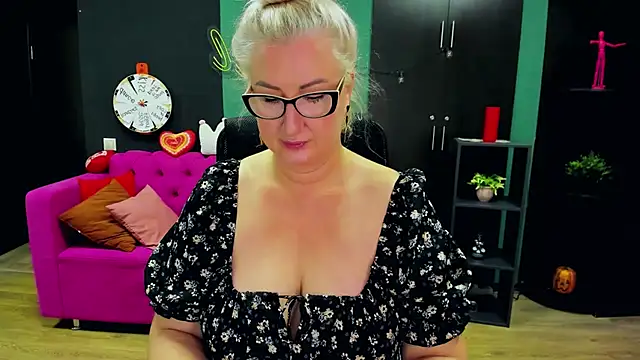 ChristyBrooks online show from 11-18-25, 06:51