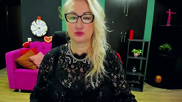 ChristyBrooks online show from 11-19-25, 06:13