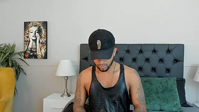 Snapshot of Robin_Rief chatting on 10-14-25, 03:40 Robin Rief online show from 10-14-25, 03:40