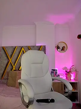 Aurora Brownn online show from 02-06-25, 09:32