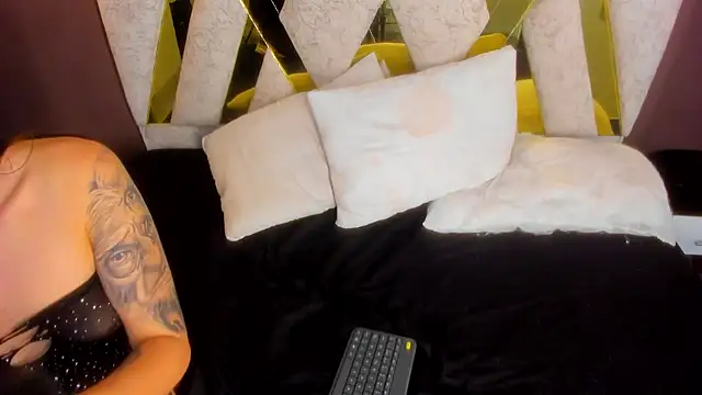 Snapshot of Amelia_lorenz chatting on 12-24-24, 12:22 Amelia lorenz online show from 12-24-24, 12:22