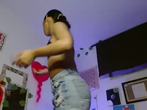 Snapshot of Melody200420 chatting on 10-27-25, 11:20 Melody200420 online show from 10-27-25, 11:20