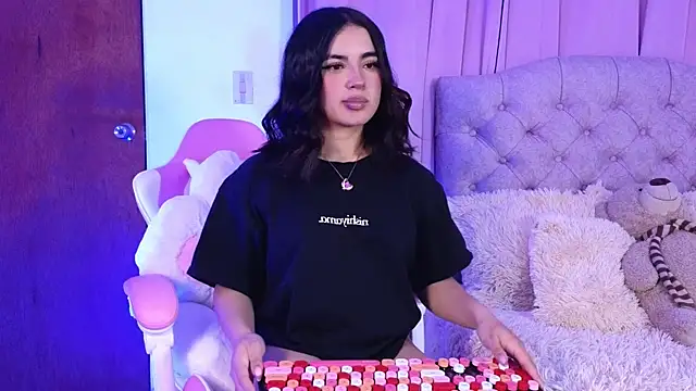 Snapshot of Emily-14 chatting on 12-17-24, 05:07 Emily-14 online show from 12-17-24, 05:07