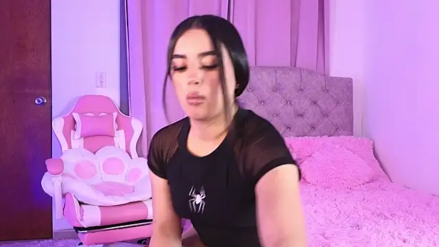 Snapshot of Emily-14 chatting on 01-29-25, 06:28 Emily-14 online show from 01-29-25, 06:28