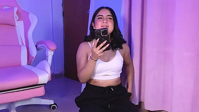 Snapshot of Emily-14 chatting on 03-14-25, 06:10 Emily-14 online show from 03-14-25, 06:10