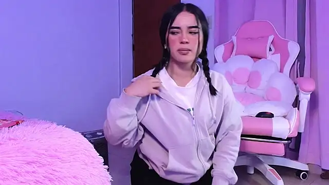 Snapshot of Emily-14 chatting on 03-21-25, 04:39 Emily-14 online show from 03-21-25, 04:39