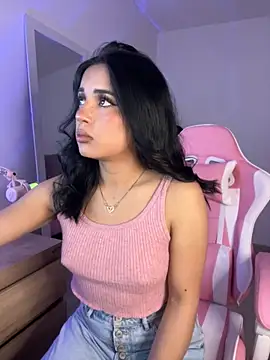 Snapshot of Emily-14 chatting on 09-29-25, 04:50 Emily-14 online show from 09-29-25, 04:50