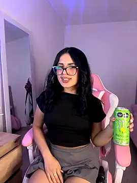 Snapshot of Emily-14 chatting on 10-17-25, 04:26 Emily-14 online show from 10-17-25, 04:26