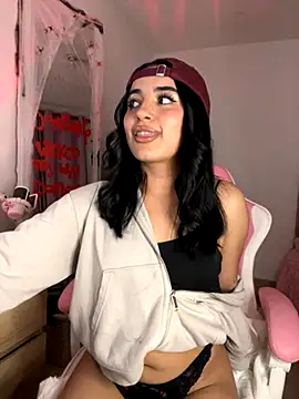 Snapshot of Emily-14 chatting on 10-29-25, 04:04 Emily-14 online show from 10-29-25, 04:04